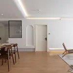 Eastern Hub - Bund Branch 3-Bedroom Near Yuyuan Garden, Nanjing Road With Shanghai Tower Views, Near Subway