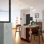 Eastern Hub - Bund Branch 3-Bedroom Near Yuyuan Garden, Nanjing Road With Shanghai Tower Views, Near Subway