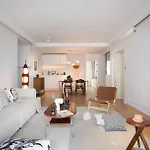 Eastern Hub - Bund Branch 3-Bedroom Near Yuyuan Garden, Nanjing Road With Shanghai Tower Views, Near Subway